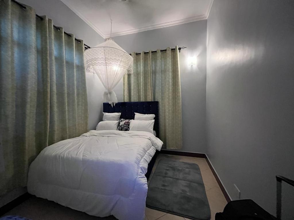 Romantic, Stunning & Authentic Ensuited Master Bedroom * Dar es Salaam