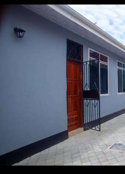 Romantic, Stunning & Authentic Ensuited Master Bedroom Apartment Dar es Salaam