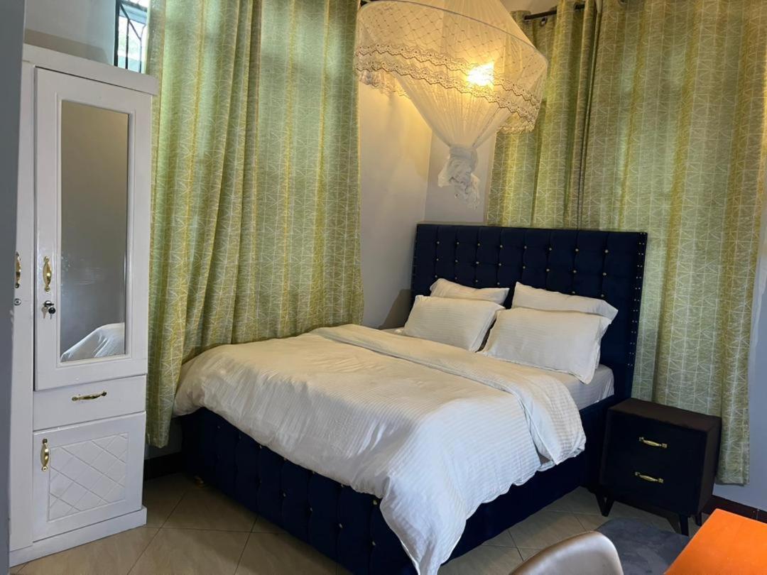 Romantic, Stunning & Authentic Ensuited Master Bedroom * Dar es Salaam