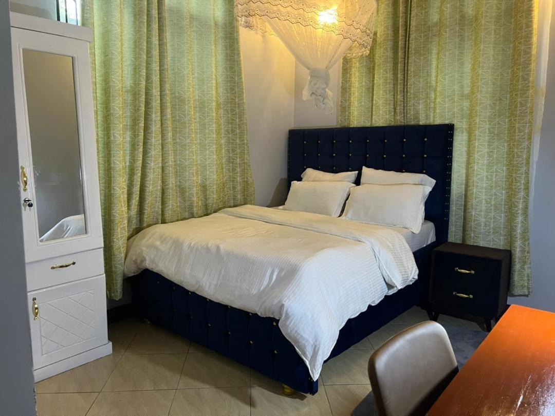 Romantic, Stunning & Authentic Ensuited Master Bedroom * Dar es Salaam