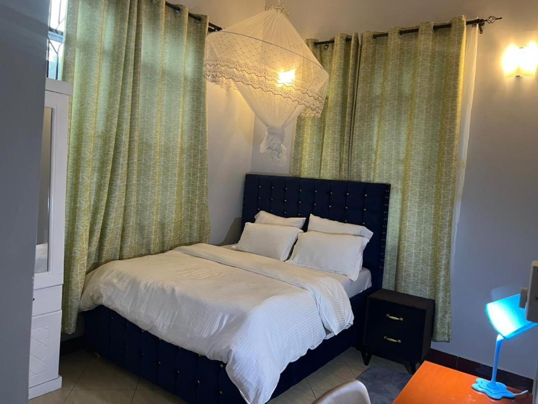 Apartment Romantic, Stunning & Authentic Ensuited Master Bedroom